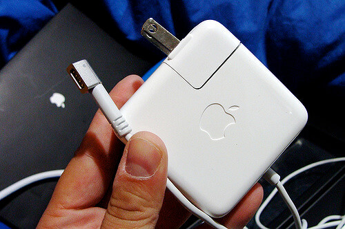 检查充电电缆以修复 MacBook Air 无法开机